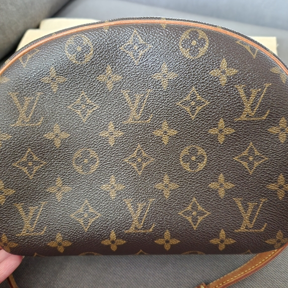 Louis Vuitton Blois Crossbody - Picture 3 of 16
